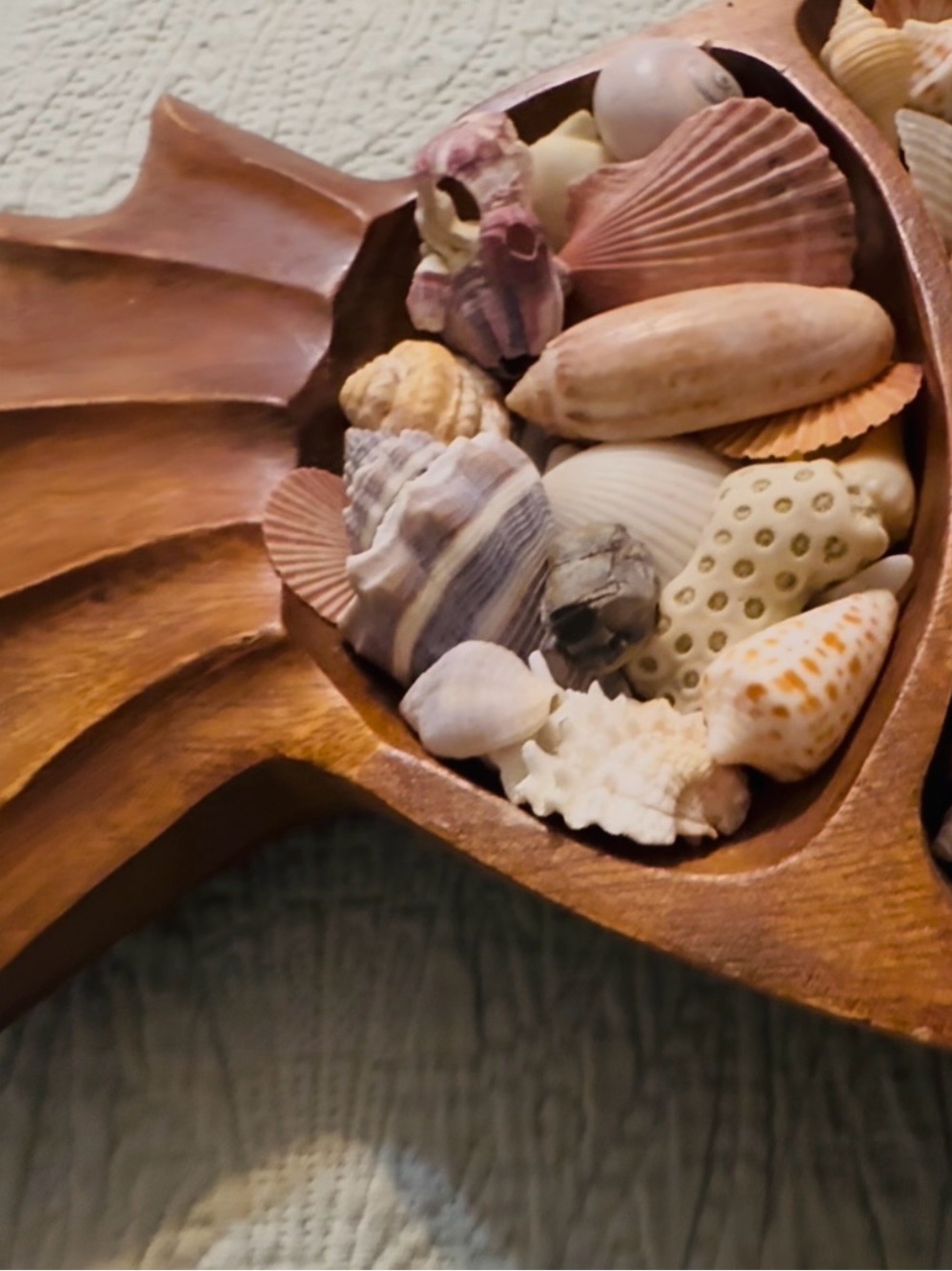 Hand carved wood pineapple tray, with local FL shells. - Picture 4 of 8